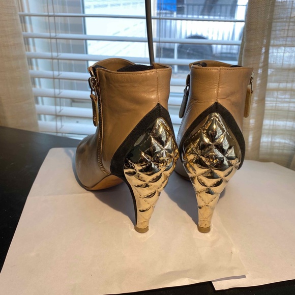 CHANEL LEATHER TAN BEIGE ANKLE BOOTS GOLD METAL ACCENT SIZE 36-6 MADE IN ITALY. - Picture 4 of 9